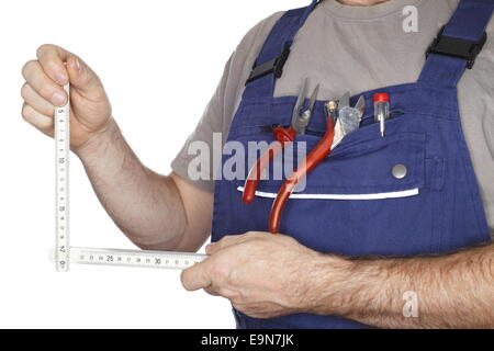L'homme de travail avec l'outil de mesure Banque D'Images