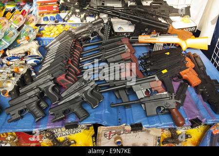 Les armes automatiques à la vente de jouets pour enfants à un festival de rue à Zielona Gora, Pologne. Banque D'Images