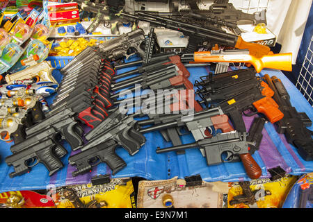 Les armes automatiques à la vente de jouets pour enfants à un festival de rue à Zielona Gora, Pologne. Banque D'Images