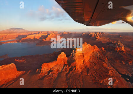 Un coucher de soleil sur le lac magnifique Banque D'Images