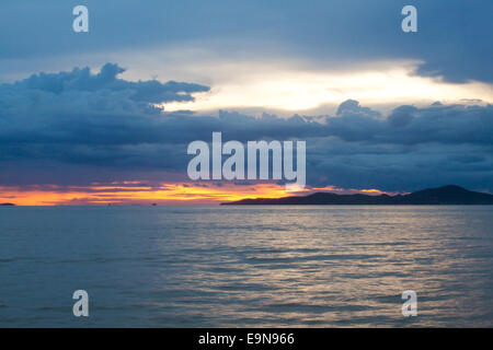 Beau coucher du soleil à Pattaya (Koh Larn View) Banque D'Images