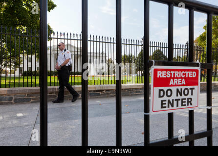 Secret Service Agent de police derrière des barricades placées en face de la Maison Blanche - Washington, DC USA Banque D'Images
