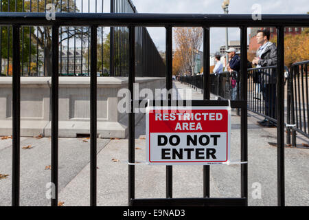 Des barricades placées en face de la Maison Blanche - Washington, DC USA Banque D'Images