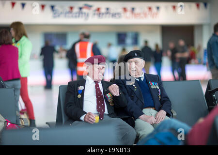 D-Day John anciens combattants Grange (à gauche) de Middlesbrough et Joseph Kilroy de Manchester se préparent à envahir la Normandie une fois de plus que t Banque D'Images