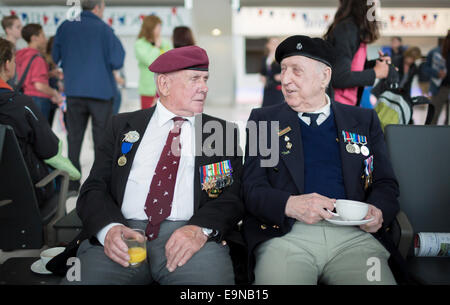 D-Day John anciens combattants Grange (à gauche) de Middlesbrough et Joseph Kilroy de Manchester se préparent à envahir la Normandie une fois de plus que t Banque D'Images