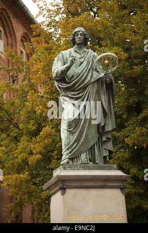 Monument à Copernic dans sa ville natale de Torun, Pologne, en face de l'Ancien hôtel de ville Banque D'Images