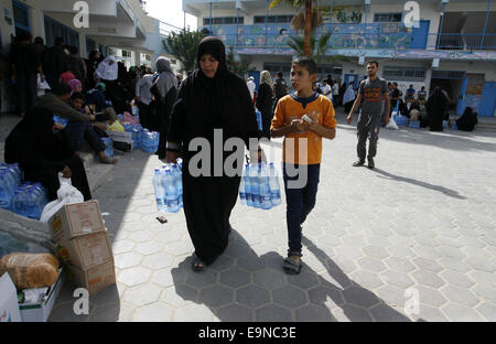 Rafah, bande de Gaza, territoire palestinien. 30Th Oct, 2014. Les Palestiniens déplacés reçoivent des aliments fournit à une école de l'ONU, à Rafah dans le sud de la bande de Gaza, le 31 octobre 2014. Credit : ZUMA Press, Inc./Alamy Live News Banque D'Images