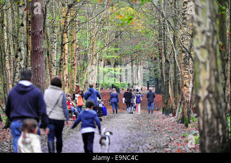 Thorndon Park, Essex, Royaume-Uni. 30 octobre 2014. Les familles profitent de l'unseasonal le temps chaud et faites une promenade dans le parc Thorndon total. Photo : Gordon 1928/Alamy Live News Banque D'Images