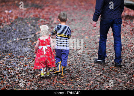 Thorndon Park, Essex, Royaume-Uni. 30 octobre 2014. Les familles profitent de l'unseasonal le temps chaud et faites une promenade dans le parc Thorndon total. Photo : Gordon 1928/Alamy Live News Banque D'Images