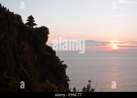 Temple d'Uluwatu sur le coucher du soleil (Bali, Indonésie) Banque D'Images