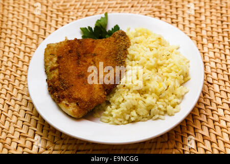 Tilapia pané frit servi avec du riz Banque D'Images