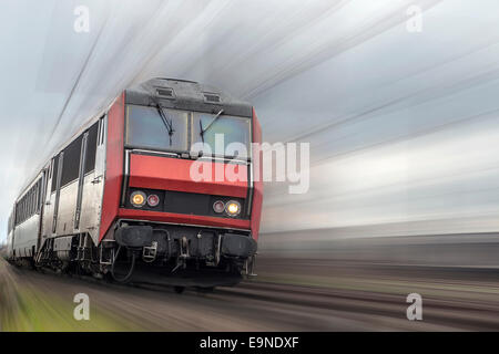 Avec l'effet de vitesse des trains de voyageurs et copyspace Banque D'Images