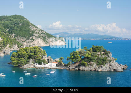 L'Épire, Grèce. L'Île minuscule Panagias et sa chapelle dans la baie de Parga. 2014. Banque D'Images