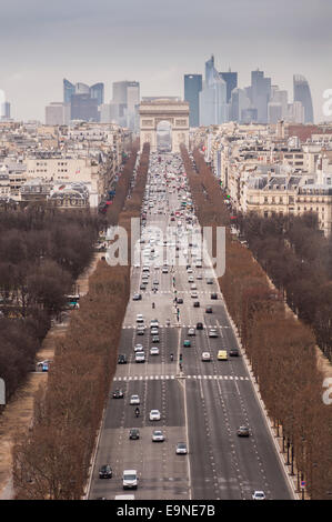 Jusqu'à l'ouest de l'Avenue des Champs-Élysées à Paris France. Photo prise depuis la grande roue aka La Grande Roue. Banque D'Images