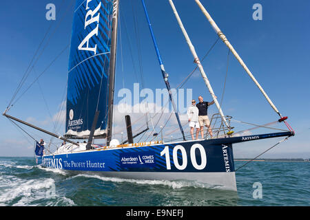 Zara Phillips et Mike Tindall sur l'arc d'Artemis Ocean Racing lors de l'Artemis Challenge à Aberdeen Asset Management Cowe Banque D'Images