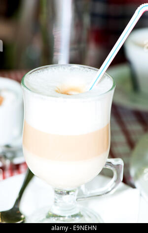 Cappuccino en couches dans une tasse en verre clair Banque D'Images