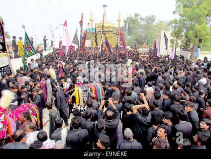 Deuil chiite touch et Ziarat Alams procession religieuse au cours de la Cinquième Mouharram-ul-Haram à Sukkur le Jeudi, 30 octobre 2014. Banque D'Images