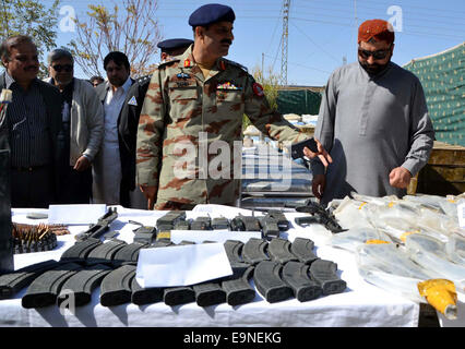 Accueil du Baloutchistan, Ministre Sarfaraz Bugti inspecte saisi matériel explosif et les armes qui ont été récupérées par les responsables des forces de sécurité et les FC au cours d'une conférence de presse au centre FC Madadgaar à Quetta le Jeudi, 30 octobre 2014. Corps de frontière a affirmé avoir déjoué une soumission majeure du terrorisme par la saisie de 4 000 kilogrammes d'explosifs, au suicide, vestes roquettes et autres armes de différentes parties du Balochistan. Banque D'Images