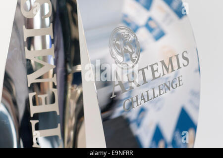 L'Artemis Challenge trophy qui est contesté à Aberdeen Asset Management Cowes Week à Cowes sur l'île de Wight. Zar Banque D'Images