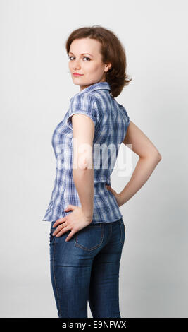 Fille dans un plaid shirt et jeans Banque D'Images