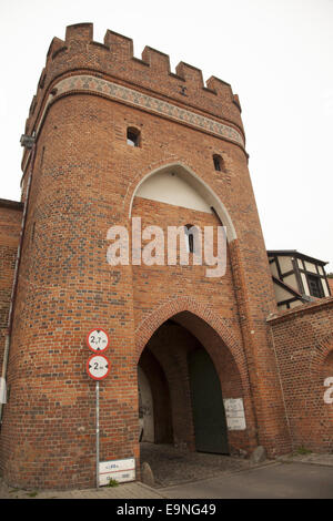 Bridge Gate, la dernière porte gothique construit à Torun, Pologne, érigé en 1432 par le maître constructeur Jan Gotland pour remplacer une structure antérieure Banque D'Images