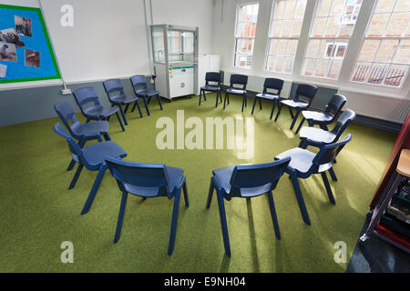 Des chaises disposées en cercle dans une salle de classe de l'école Studio Île de Wight Banque D'Images