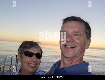 Croisière au coucher du soleil sur les selfies Couple Kauai Banque D'Images