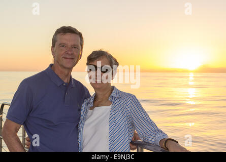 Couple sur Kauai croisière au coucher du soleil Banque D'Images