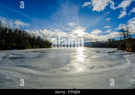 Lac prix gelés pendant les mois d'hiver Banque D'Images