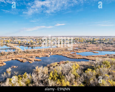 Vue aérienne de l'un des étangs, Riverbend des zones naturelles à Fort Collins, Colorado le long de la Powder River Banque D'Images