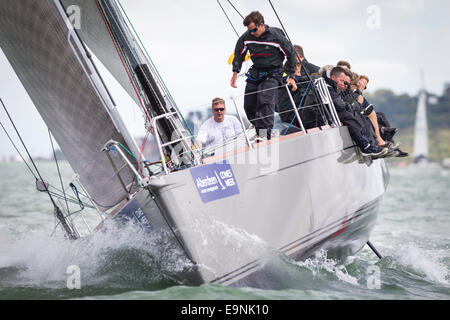 Secousse 2, course en classe IRC 0, la compétition sur le jour de l'ouverture de la semaine de Cowes Aberdeen Asset Management. L'événement a commencé en 1826 en Banque D'Images