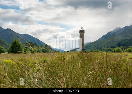 Loch nan Uamh sur Loch Shiel avec un mémorial sur le lieu Bonny Prince Charlie atterri Scotland UK Banque D'Images