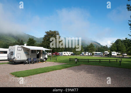 Motorhomes et caravanes en stationnement sur la Glen Nevis Camping site près de Ben Nevis, Ecosse UK Banque D'Images