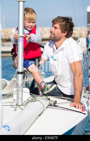 Freddie Simpson 4, et Iain Percy à bord de leur bateau à quille Star class pour le Bart's Bash régate de voile à Weymouth, Dorset. Banque D'Images