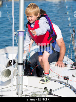 Freddie Simpson 4, et Iain Percy à bord de leur bateau à quille Star class pour le Bart's Bash régate de voile à Weymouth, Dorset. Banque D'Images