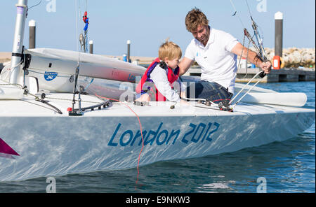 Freddie Simpson 4, et Iain Percy à bord de leur bateau à quille Star class pour le Bart's Bash régate de voile à Weymouth, Dorset. Banque D'Images