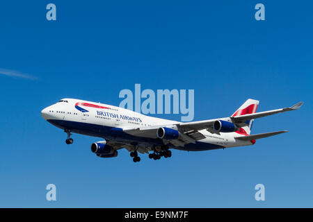 Jumbo jet de Boeing. 747-400 British Airways avion sur son approche pour l'atterrissage à l'aéroport de Londres Heathrow, Angleterre, RU Banque D'Images