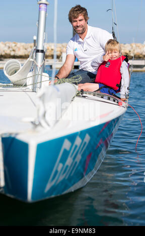 Freddie Simpson 4, et Iain Percy à bord de leur bateau à quille Star class pour le Bart's Bash régate de voile à Weymouth, Dorset. Banque D'Images