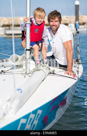 Freddie Simpson 4, et Iain Percy à bord de leur bateau à quille Star class pour le Bart's Bash régate de voile à Weymouth, Dorset. Banque D'Images