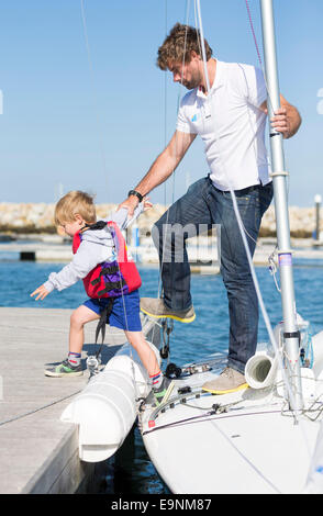 Freddie Simpson 4, et Iain Percy à bord de leur bateau à quille Star class pour le Bart's Bash régate de voile à Weymouth, Dorset. Banque D'Images