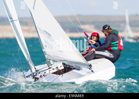 Freddie Simpson 4, et Iain Percy à bord de leur bateau à quille Star class pour la régate de voile Bash Bart's Banque D'Images