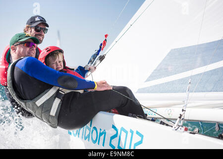 Freddie Simpson 4, et Iain Percy à bord de leur bateau à quille Star class avec le navigateur australien Anthony Nossiter (bouchon vert) Banque D'Images