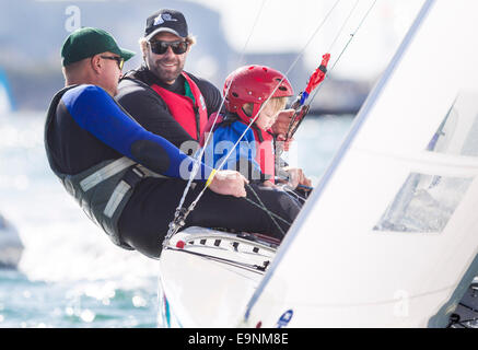 Freddie Simpson 4, et Iain Percy à bord de leur bateau à quille Star class avec le navigateur australien Anthony Nossiter (bouchon vert) Banque D'Images