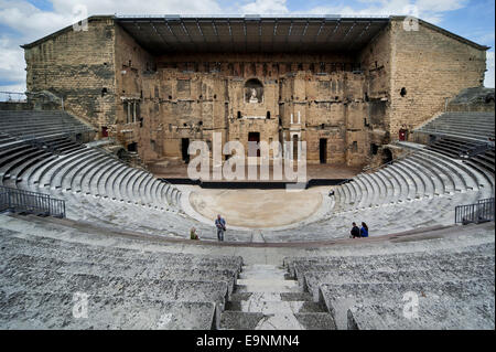 Les touristes dans l'auditorium et du frons scaenae Roman Théâtre antique d'Orange / Théâtre Antique d'Orange, Vaucluse, France Banque D'Images