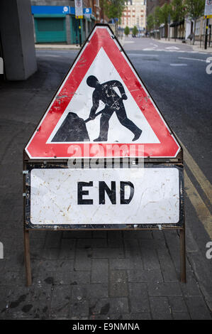 Panneau de fin de travaux routiers sans aucun travaux routiers en vue, Birmingham, Royaume-Uni Banque D'Images