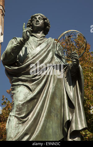 Monument à Copernic dans sa ville natale de Torun, Pologne, en face de l'Ancien hôtel de ville Banque D'Images