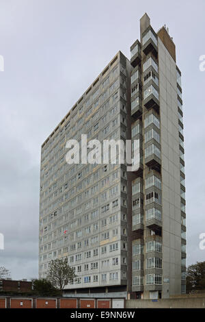 Un tour d'habitation bloc dans Sutton, le sud de Londres, UK Banque D'Images