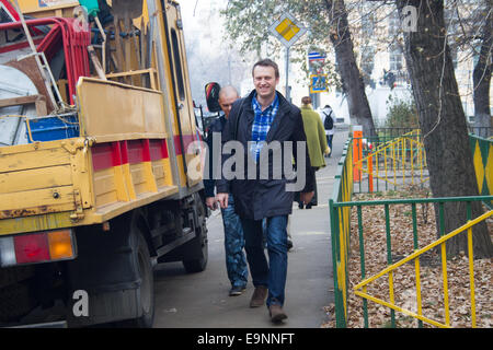 Moscou, Russie. 30 octobre 2014. Politicien Alexei Navalny accompagné par un employé de la prison fédérale dans l'affaire service Crédit Yves Rocher : Oleg Kozyrev/Alamy Live News Banque D'Images