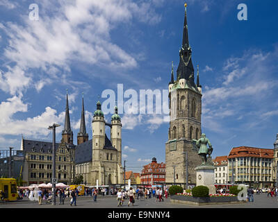 Marché avec église de Sainte Marie, Haendel Statue et Tour Rouge à Halle, Allemagne Banque D'Images