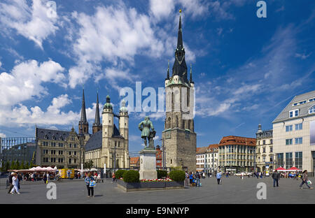 Marché avec église de Sainte Marie, Haendel Statue et Tour Rouge à Halle, Allemagne Banque D'Images